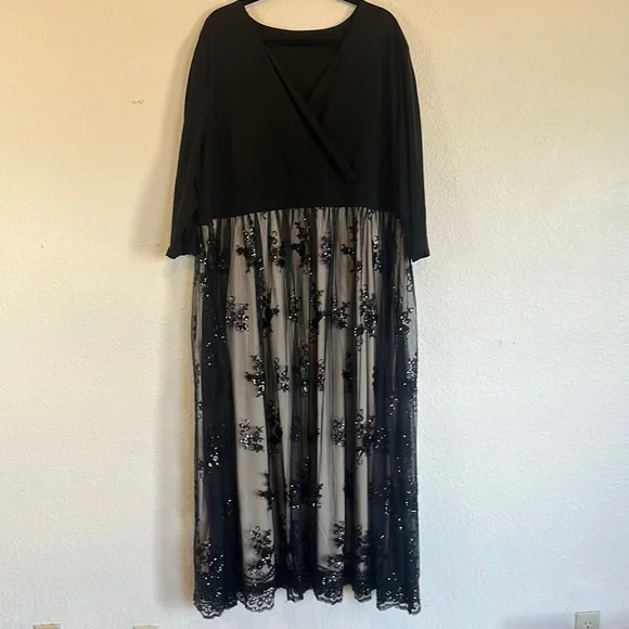 Elegant Black and Cream Floral Dress - Picture 1 of 3